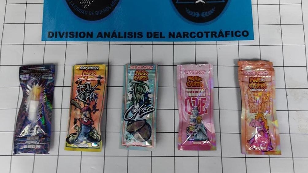Los cinco envoltorios secuestrados que contenían los frascos con marihuana sintética.