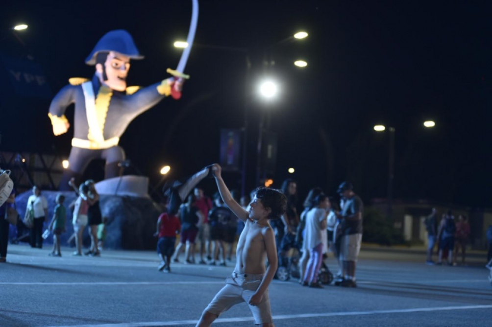 Luego del abandono del macrismo, el muñeco de José de San Martín tenía las piernas cortadas.