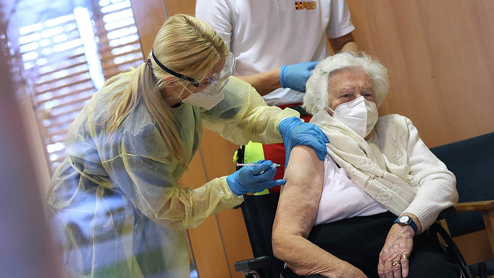 La Agencia Europea de Medicamentos (EMA) autorizó cuatro vacunas en la región: las desarrolladas por Pfizer/BioNTech, Moderna, AstraZeneca (se requieren dos dosis) y Johnson & Johnson (de inyección única).