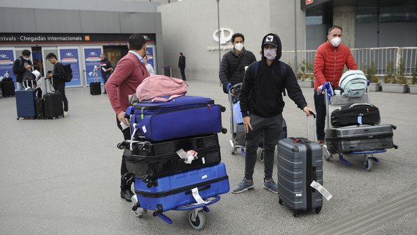 El Gobierno mantendría el cupo de 600 ingresos por día, pero permitiría “vuelos especiales”