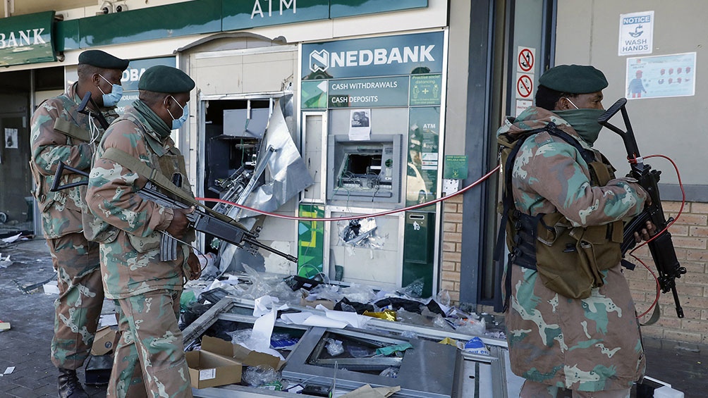 La policía sudafricana investiga a 12 sospechosos de estar detrás del estallido de violencia. Foto: AFP