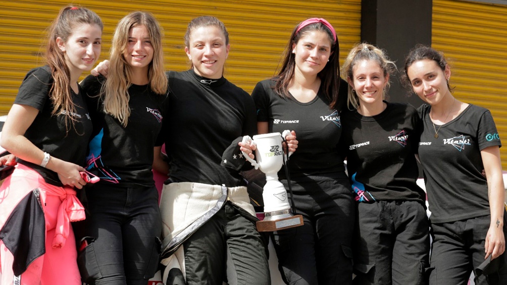 El festejo del segundo puesto de Rocío en el autódromo de la Ciudad de Buenos Aires.