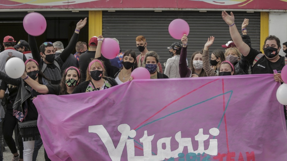 El equipo en pleno, con la bandera que le da color a las pistas.