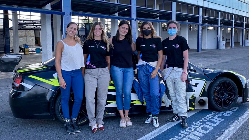 La ingeniera Estefanía Onofrio, la mecánica Mile Ferrandis, Tamara Vital (jefa de equipo) y las pilotas Valentina Funes y Agustina Mattio, antes del debut.