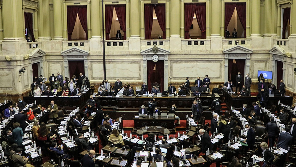 La iniciativa fija pautas para una alimentación saludable y establece la colocación de sellos frontales en los envases de alimentos