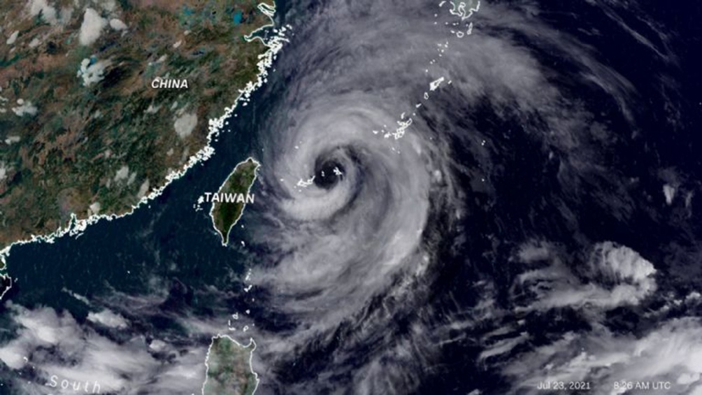 El tifón In-Fa arrancó muchos árboles en el centro de Ningbo, pero hasta ahora no causó daños considerables y su intensidad se debilitó desde que llegó a China