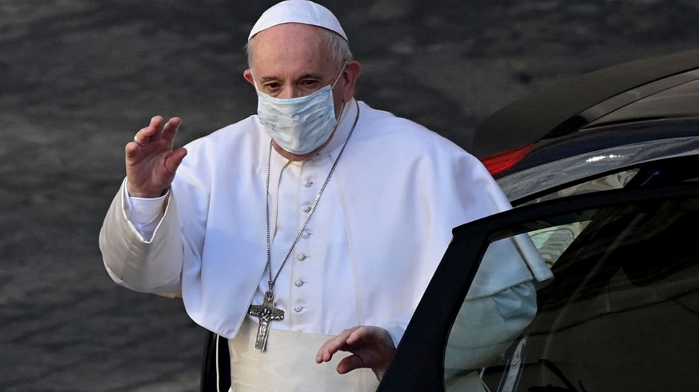 La intervención, informó el Vaticano duró cerca de tres horas y requirió anestesia general.