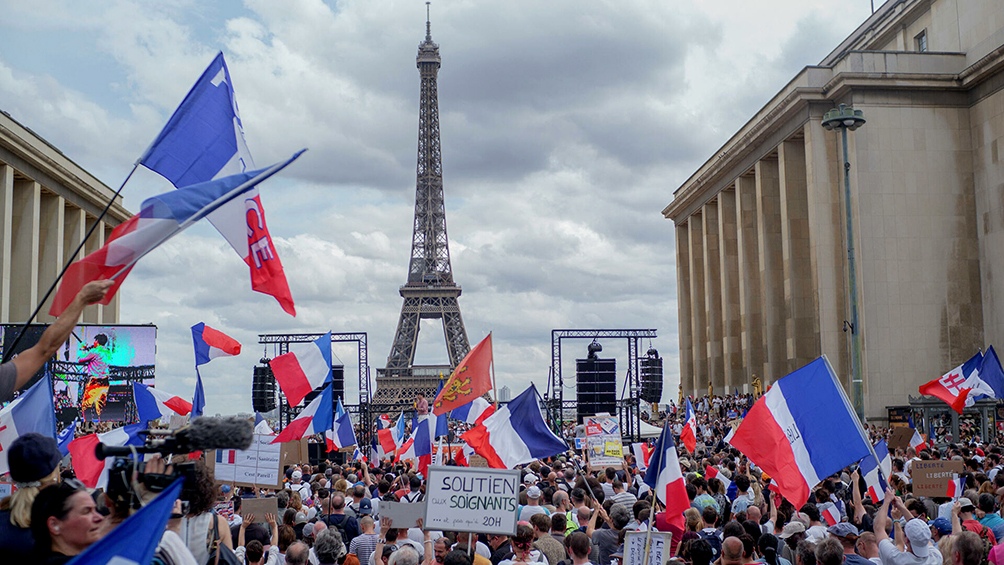 Más de 70 detenidos durante protestas contra los pases sanitarios en Francia.