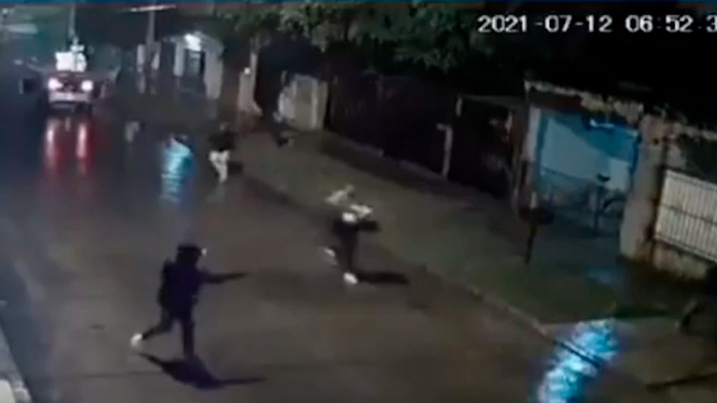Uno de los delincuentes le efectuó dos disparos que lo impactaron en la pierna izquierda y en el abdomen.