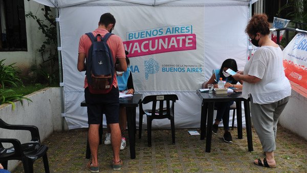 La Provincia estima que a principios de agosto todos los bonaerenses mayores de 18 van a tener la primera dosis de la vacuna