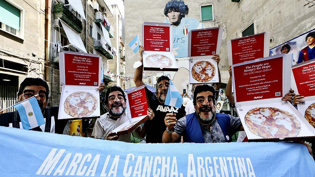 Cumbre y protesta en Nápoles: marcharon con máscaras de Diego Maradona para que las naciones ricas paguen su deuda ecológica