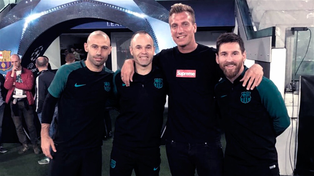Con sus excompañeros del Barça, Messi, Iniesta y Mascherano.