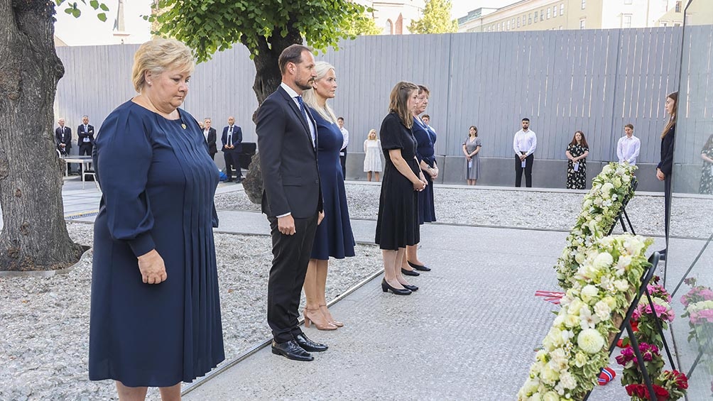 La primera ministra noruega, Erna Solberg, encabezó el primer homenaje de la jornada, que tuvo lugar cerca de la sede del Gobierno en Oslo. Foto: AFP
