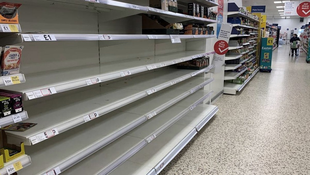 En las portadas de casi toda la prensa británica de este jueves había fotos de estantes de supermercados vacíos.