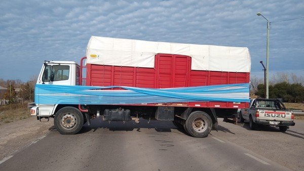 Productores del río Colorado volvieron a cortar la ruta 3 en reclamo de la renuncia de un funcionario K