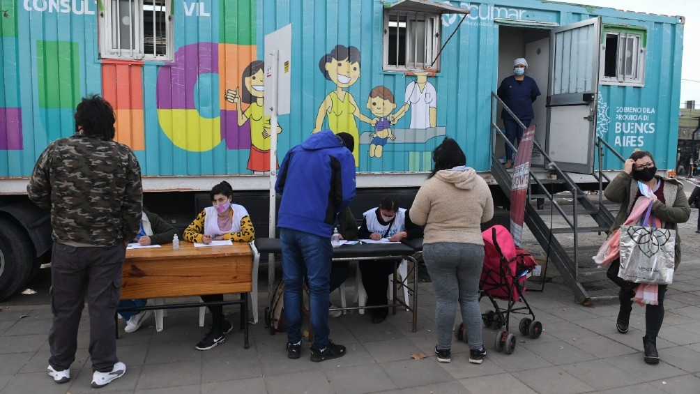 Este sábado se instalaron vacunatorios itinerantes en plazas, estaciones de trenes y sociedades de fomento.