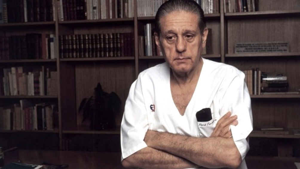 Tras su graduación, Favaloro fue médico rural en la localidad pampeana de Jacinto Aráuz.