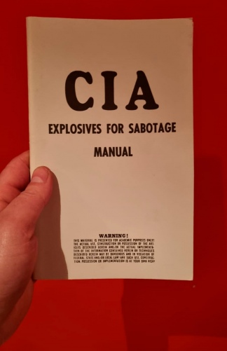 Entre los libros se hallaron materiales realizados por la CIA.
