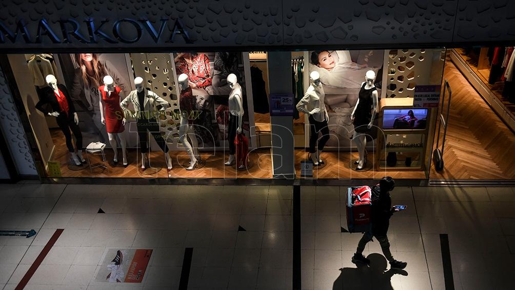 Especialistas sostienen que el consumo masivo tiende a estabilizarse y se sostiene con promociones, segundas marcas y programas de precios.