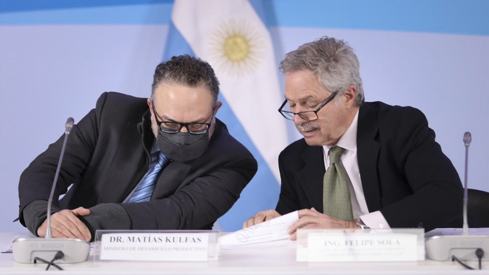 Solá estuvo acompañado por el ministro de Desarrollo Productivo, Matías Kulfas, entre otros funcionarios.