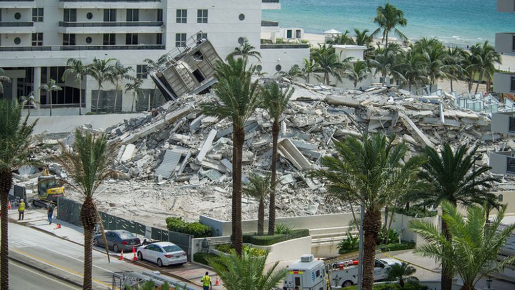 Antes del derrumbe, los servicios de emergencia recibieron varias llamadas de residentes del Champlain Towers informando una "explosión".