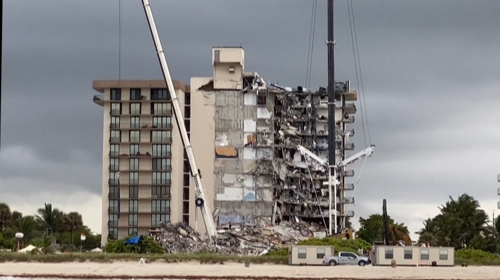 Sin comunicar una fecha específica, el gobernador de Florida, Ron DeSantis, había dicho más temprano que el edificio debía ser demolido antes de la llegada del ciclón.