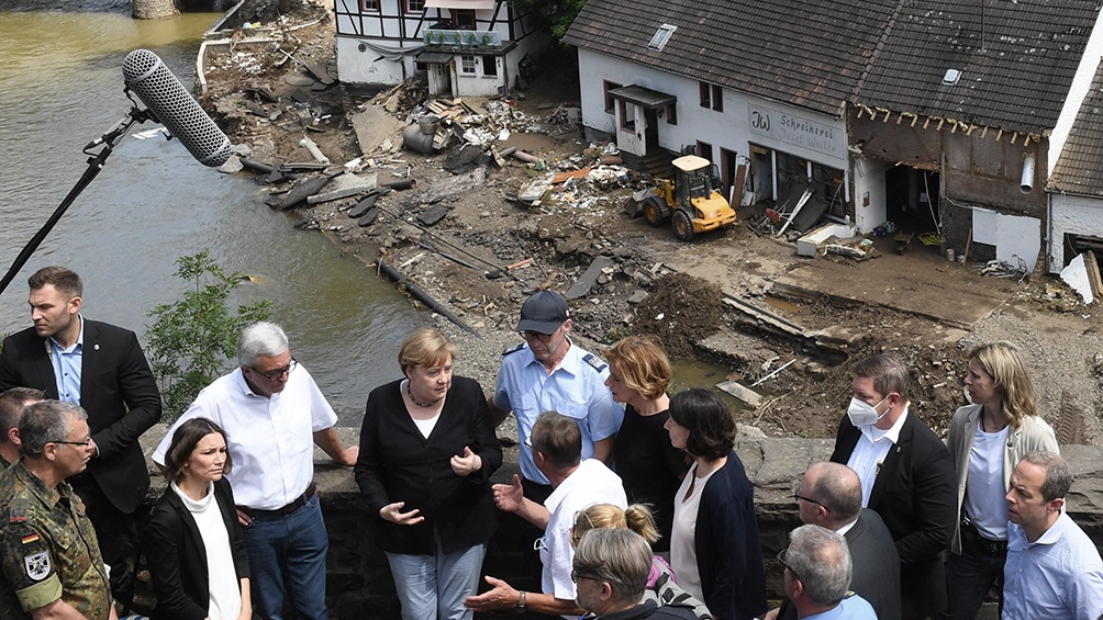 "El idioma alemán tiene problemas para encontrar las palabras para describir la devastación que se ha ocasionado", declaró Merkel. (foto AFP)