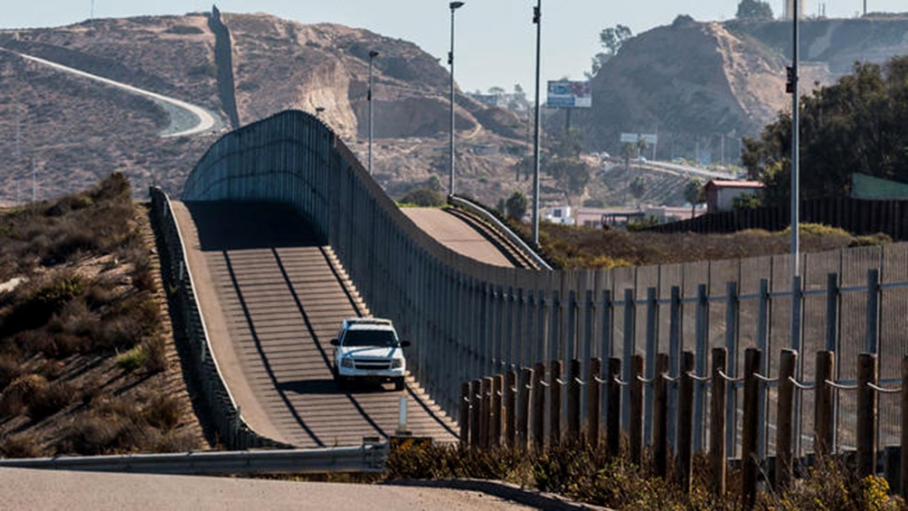 El gobernador de Texas prometió continuar con la construcción del muro