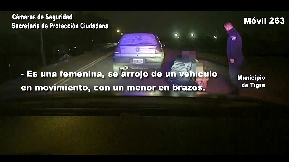 Una mujer de 22 años fue asistida por la policía luego de haberse arrojado desde un auto con su dos hijos menores.