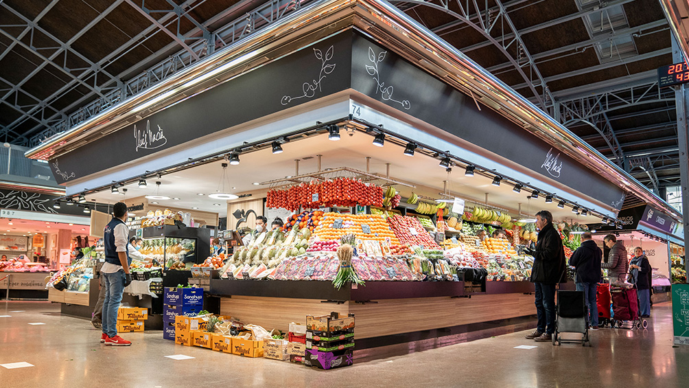 Vuelve el toque de queda a Barcelona y a otros lugares turísticos para contener brotes de coronavirus