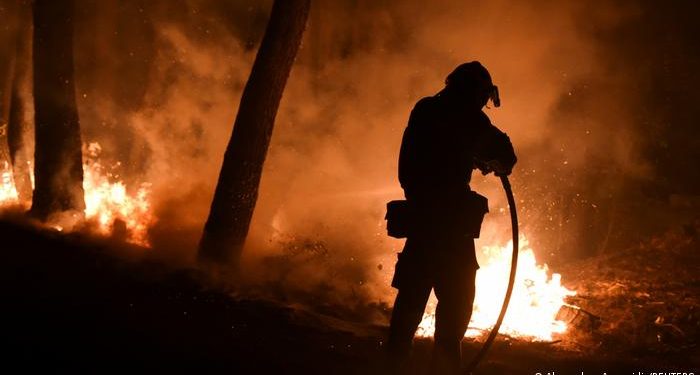 Miles de evacuados en la Costa Azul de Francia por incendio forestal