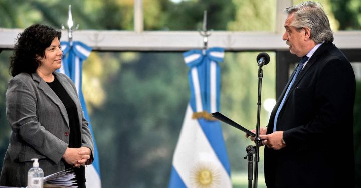 Casi la mitad de los muertos por COVID-19 estaban vacunados