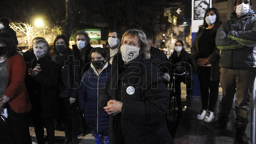 Marcha y señalamiento en la comisaría novena de La Plata, donde Miguel fue torturado, asesinado y desaparecido hace 28 años. Foto: Eva Cabrera.