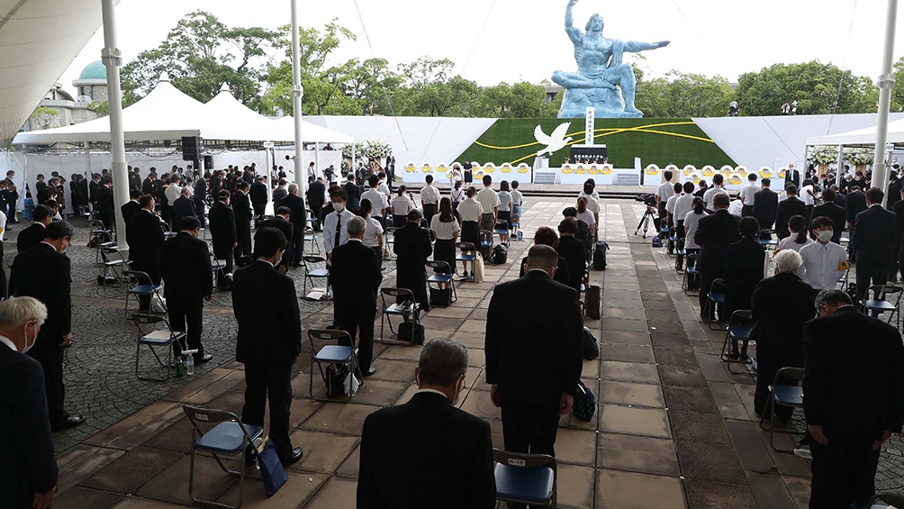 En una sobria ceremonia, guardaron un minuto de silencio por las 74.000 personas que fueron asesinadas por la bomba atómica . Tres días antes, otro ataque nuclear estadounidense había matado a 140.000 personas en Hiroshima.