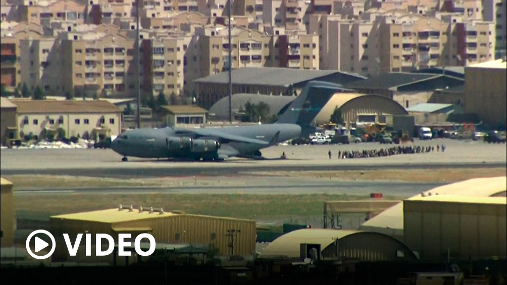 Aceleran las evacuaciones pese al temor a más ataques tras la masacre de ISIS en Kabul