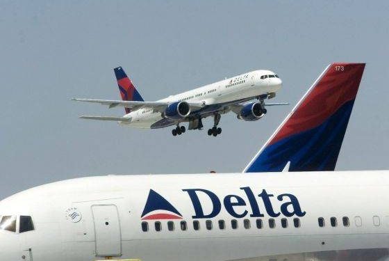 Aerolínea Delta descuenta 200 dólares por mes a empleados no vacunados contra covid