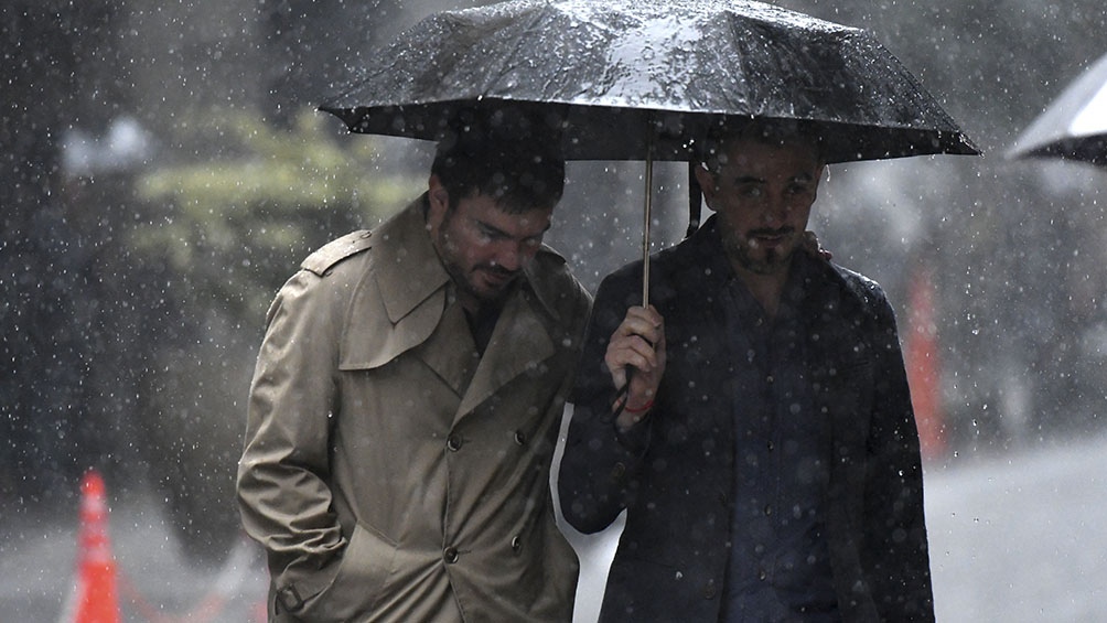 Pronosticaron "lluvias persistentes y tormentas aisladas, algunas localmente fuertes, las cuales podrán estar acompañadas fundamentalmente por abundante caída de agua en cortos periodos y ráfagas".