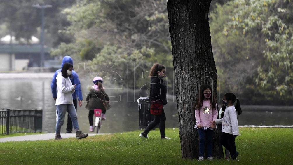 Una mañana con niebla signará a la mañana del Día de las infancias (foto: A. Santa Cruz, Télam).