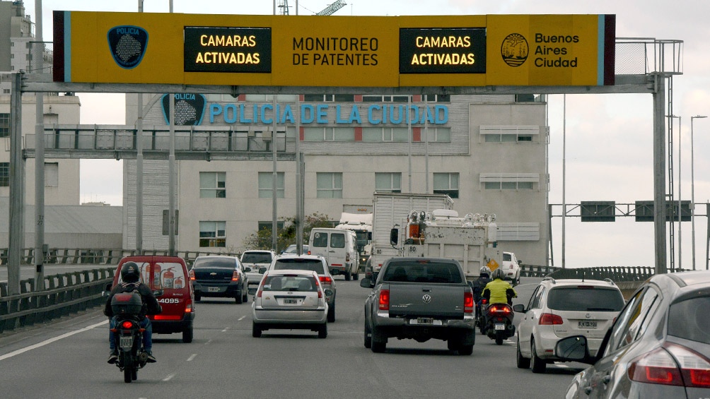 Luego de una persecución, el sospechoso ingresó a Provincia de Buenos Aires por calle 25 de Mayo y retornó a la avenida General Paz en contramano, momento en que perdió el control e impactó contra un poste de semáforo