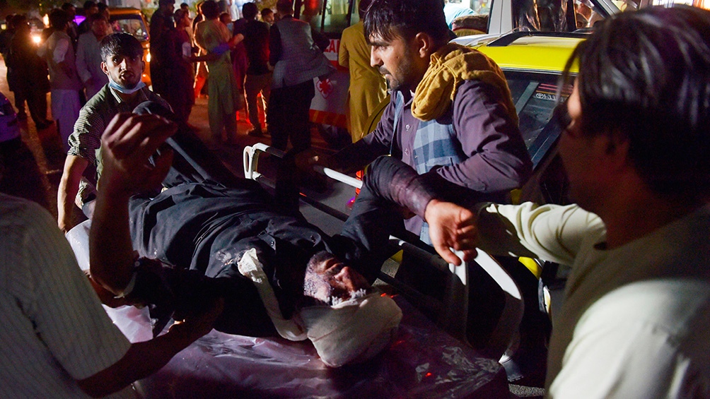 Varios países habían advertido más temprano de un atentado inminente durante las últimas horas de evacuaciones de personas que quieren salir de Afganistán por temor a los talibanes. Foto: AFP.