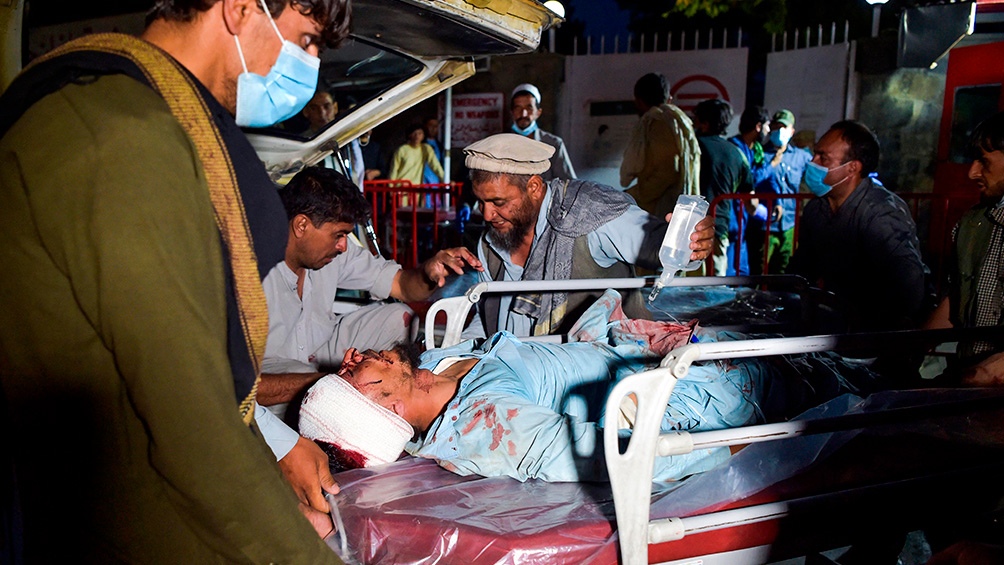 Los talibanes, que controlan las afueras del aeropuerto, cifraron los muertos en "entre 13 y 20" y los heridos en 52. Foto: AFP.