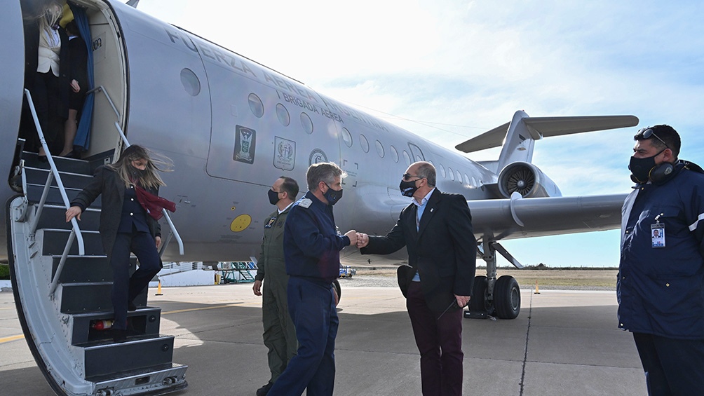 El vuelo arribó con un pasaje acotado a las autoridades de la compañía, entre ellos el director general Fabián Vidal. Foto: Jonas Maxi