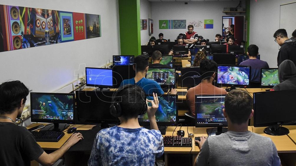 En América Latina hay cada vez más jugadores profesionales, más organizaciones de esports con diferentes equipos, más torneos, más alcance y más dinero en juego.