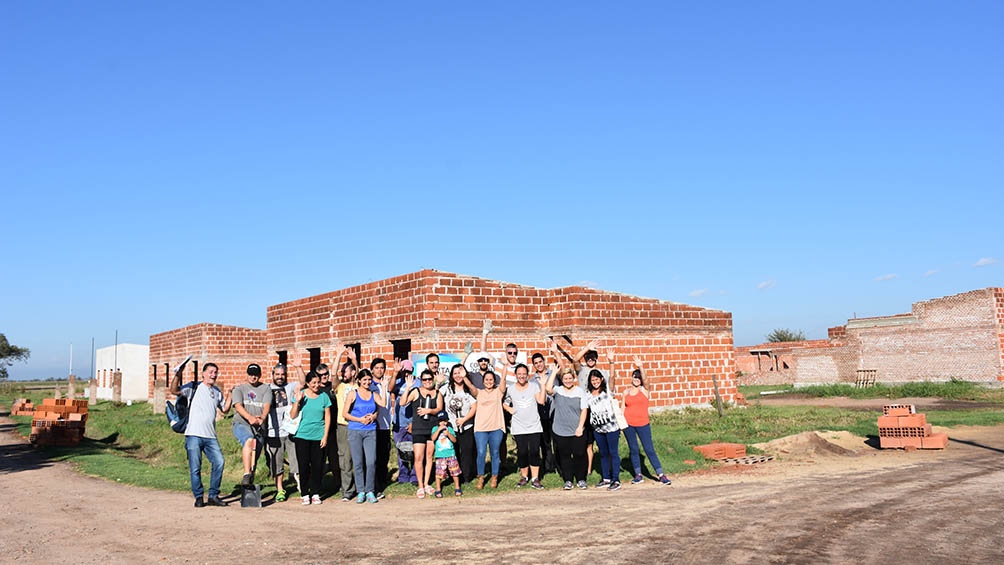 Todas las familias participaron de la construcción de sus viviendas en Colonia Belgrano, cuyo pueblo más cercano es San Martín de las Escobas, a quince kilómetros.