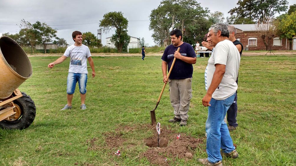 Los protagonistas que participaron de la prueba piloto, trabajando en los cimientos de las casas.