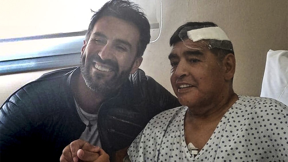 Luque y Maradona, cuando estaba internado en la Clínica Olivos, donde fue sometido a una neurocirugía por un hematoma subdural.