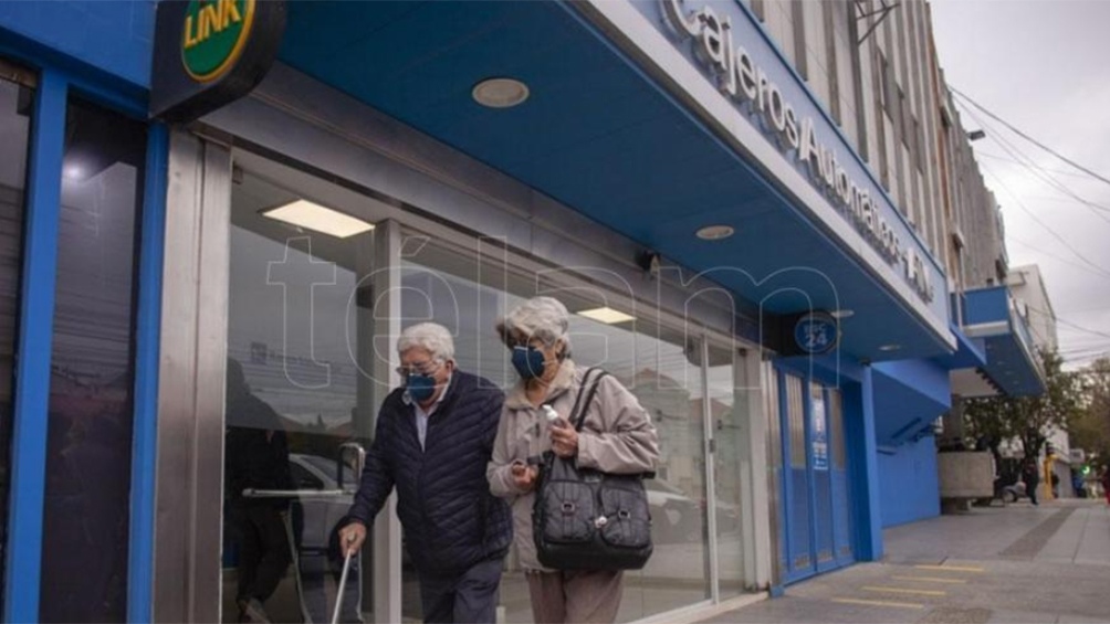 Jubilados y pensionados podrán cobrar el beneficio correspondiente a agosto en las sucursales bancarias por ventanilla.