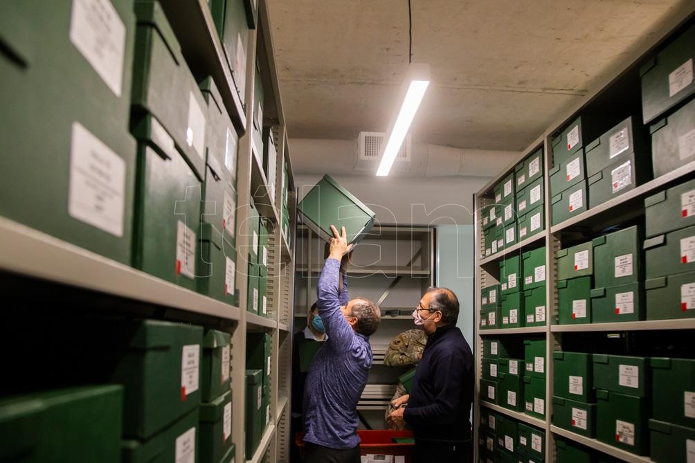 Uno de los depósitos con estanterías regulables y móviles para ocupar menos espacio. (Foto: Leo Vaca/Télam).