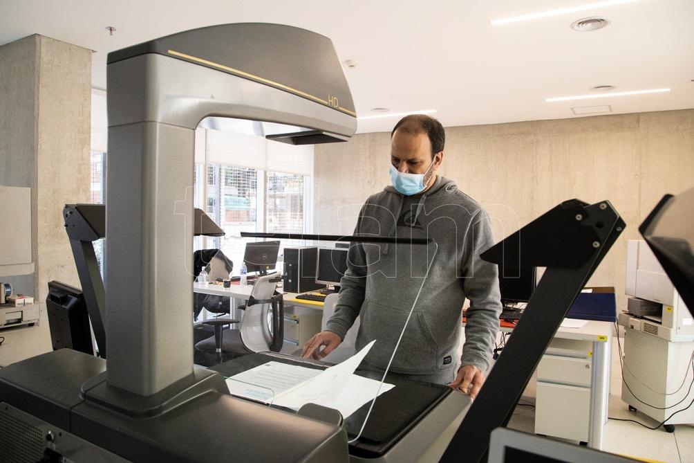 Uno de los pisos está destinado a la digitalización y conservación de los materiales, con la temperatura y humedad adecuadas.. (Foto: Leo Vaca/Télam).