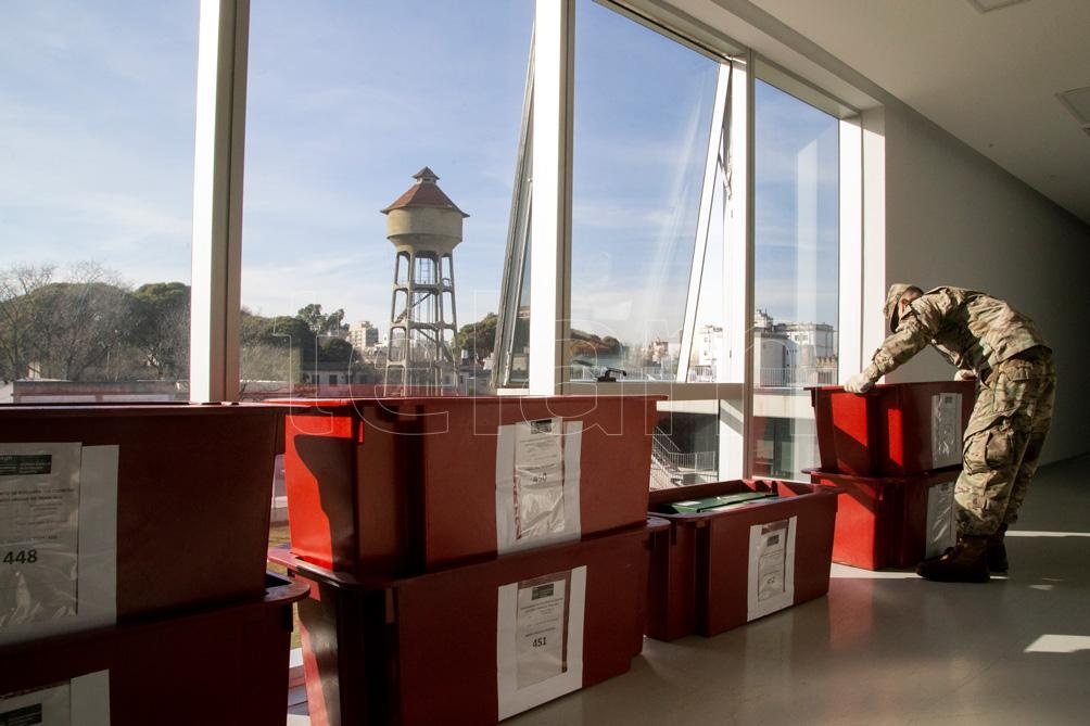 La mudanza desde las sedes de Paseo Colón y Leandro N. Alem comenzó en noviembre de 2020 y continuará por un tiempo. (Foto: Leo Vaca/Télam).